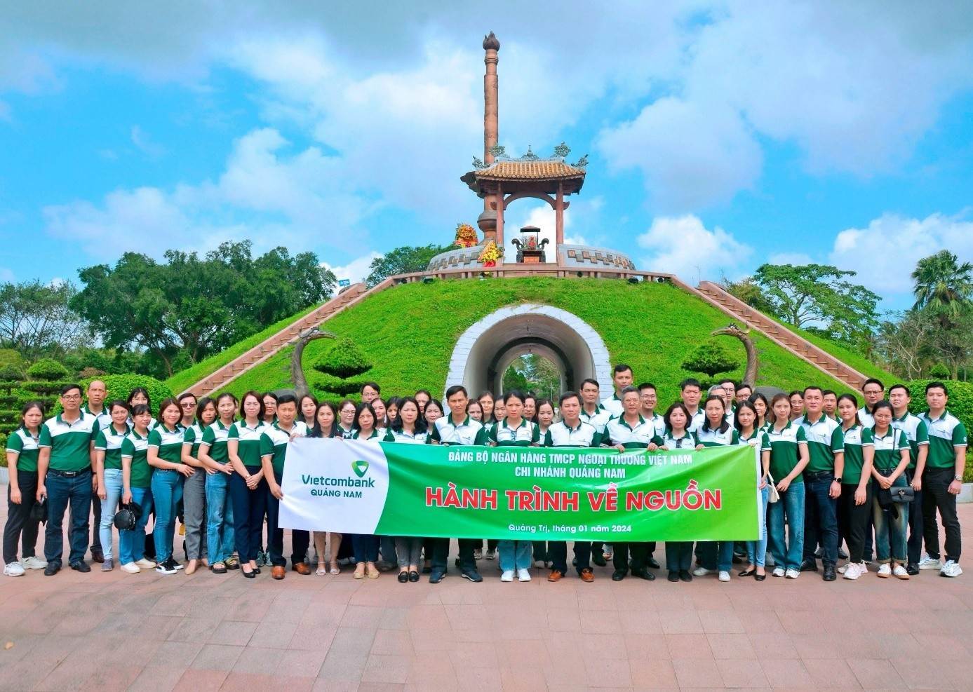 Nâng cao nhận thức của cán bộ, đảng viên Vietcombank Quảng Nam tham gia bảo vệ nền tảng tư tưởng của Đảng trên không gian mạng