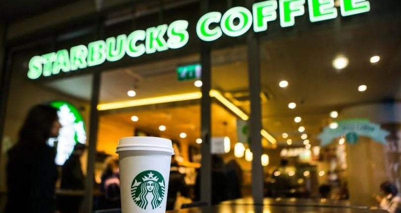 Starbucks chìm vào khủng hoảng: Doanh số giảm 7%, phải hoãn báo cáo kế hoạch cho năm 2025, bí kíp thành công trong đại dịch Covid-19 đang phản tác dụng