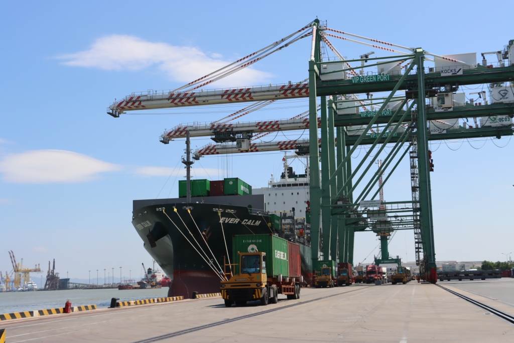 Xuất nhập khẩu nửa đầu tháng 10 giảm hơn 12%