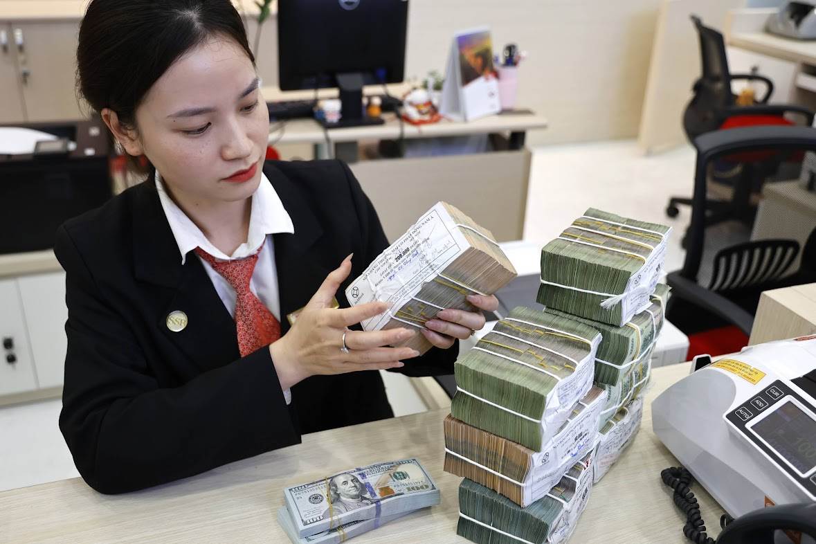 Tỷ giá nóng trở lại, tiến sát vùng đỉnh lịch sử