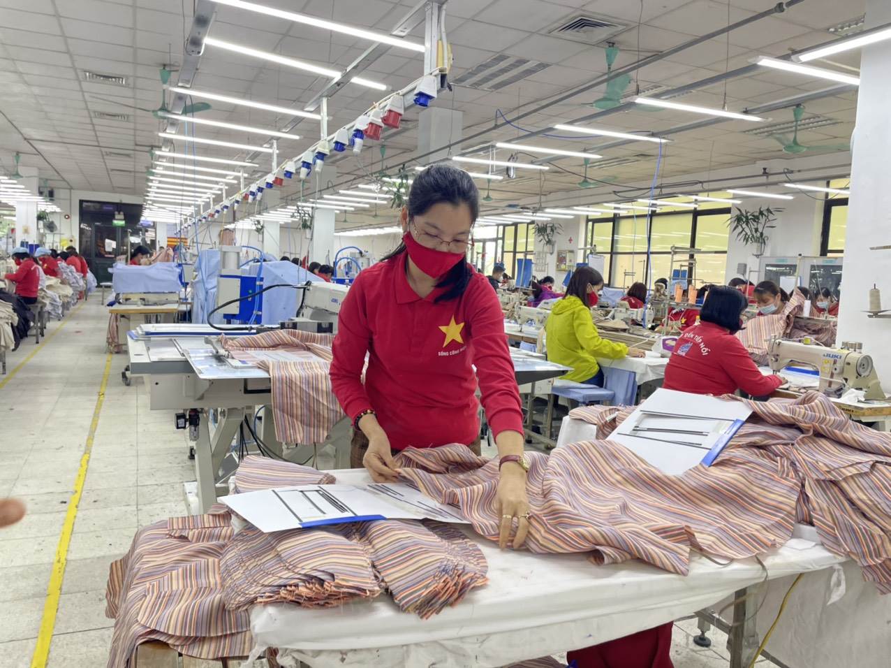 Xuất khẩu dệt may đón nhiều cơ hội từ chuyển dịch đơn hàng của các quốc gia