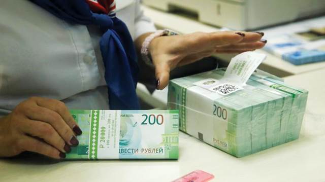 Đồng rúp rớt giá kỷ lục từ đầu xung đột Ukraine, kinh tế Nga đang gặp nguy hiểm?