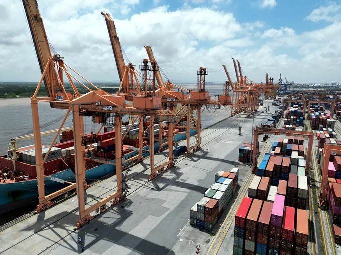 Cán cân thương mại hàng hóa xuất siêu hơn 23 tỷ USD