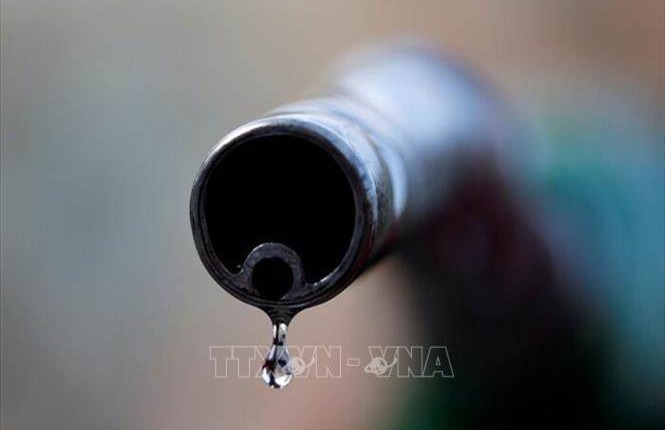 Giá dầu thế giới tăng gần 1%
