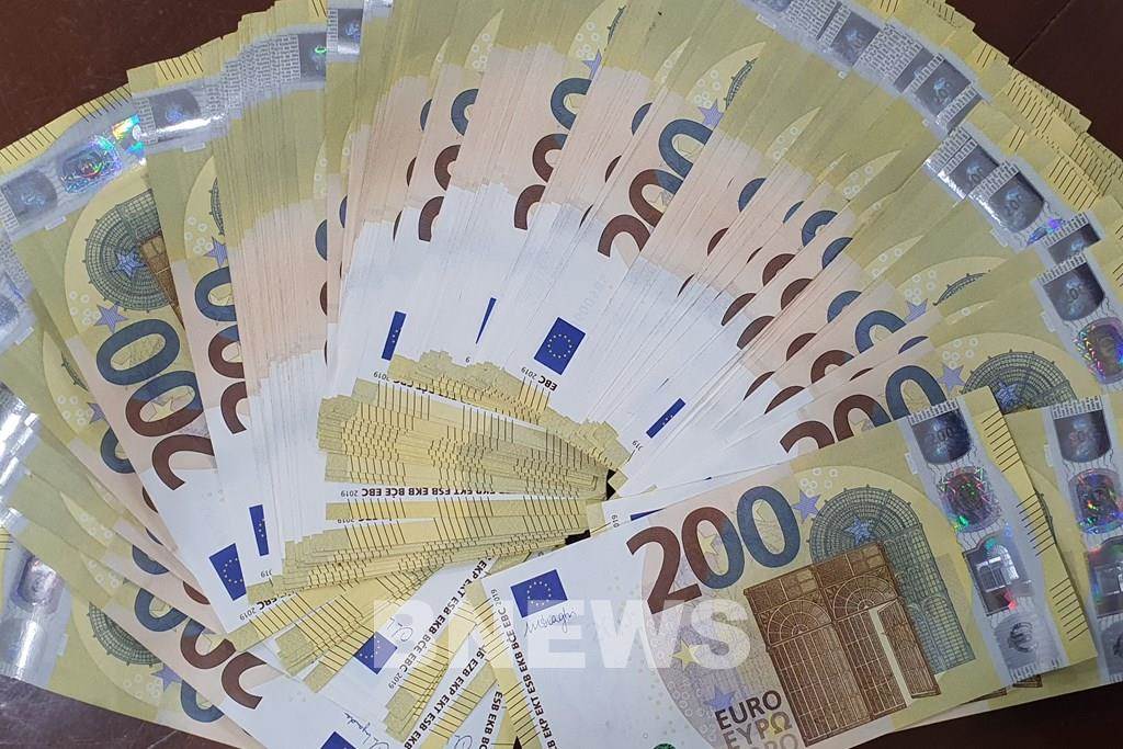 Đồng euro rơi xuống mức thấp nhất hai năm sau khi Fed tăng lãi suất