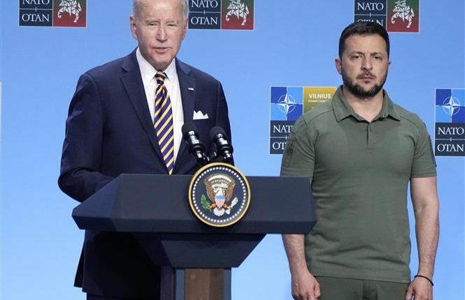 Lô vũ khí cuối cùng gửi Ukraine của Tổng thống Biden gồm những gì?