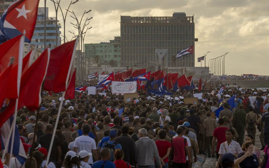 Các lãnh đạo và người dân Cuba biểu tình phản đối lệnh cấm vận tại Đại sứ quán Mỹ