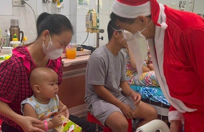 “Vua hàng hiệu” Johnathan Hạnh Nguyễn mặc đồ ông già Noel, lì xì 5 triệu/phong bao, chi 500 triệu mua thuốc cho các bé tại BV Nhi đồng 2 Tp.HCM