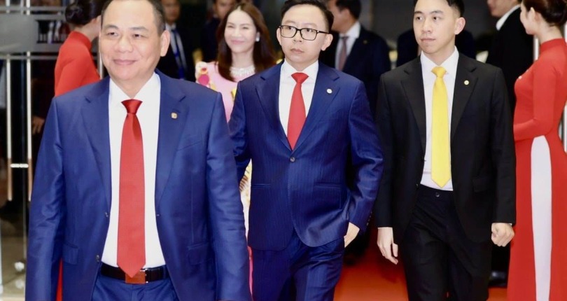 Hình ảnh gây chú ý tại Lễ trao giải VinFuture 2024: Chủ nhân giải thưởng 3 triệu USD “selfie” lạ lùng