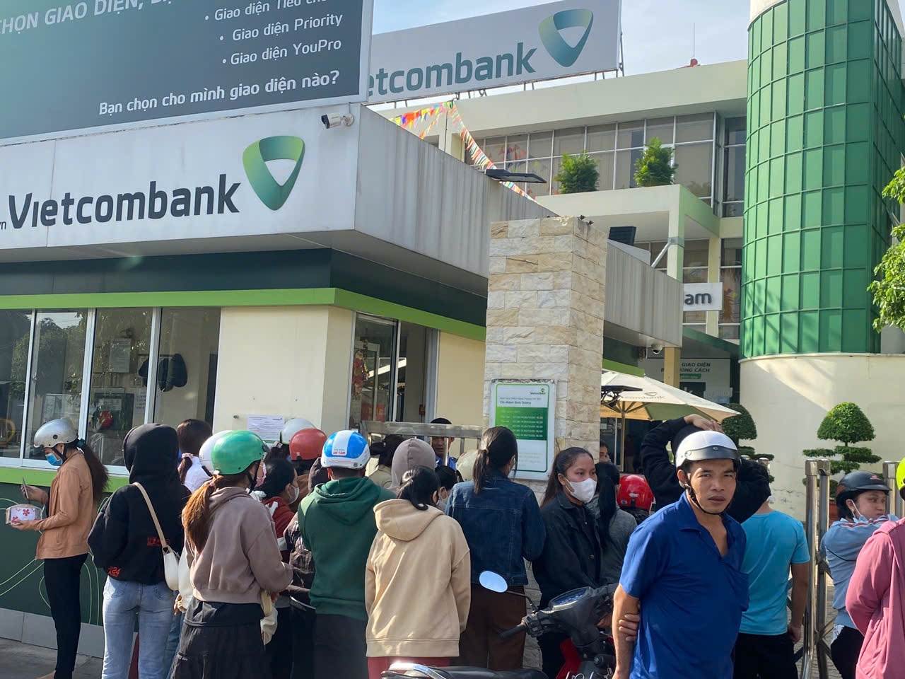 VCB: Hàng trăm công nhân tập trung trước cổng VietcomBank Bình Dương