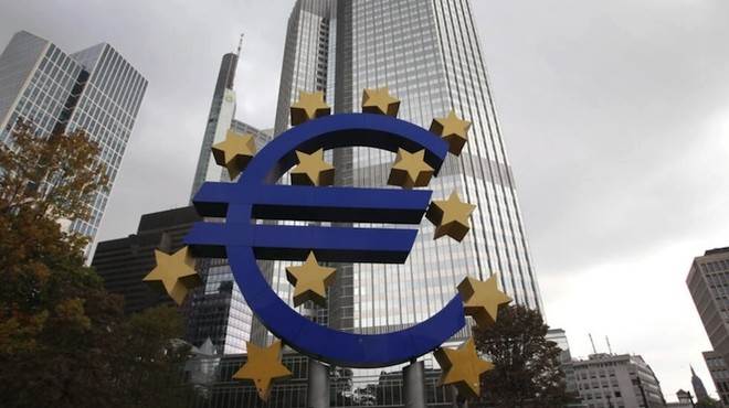 Reuters: ECB “mải nhìn gương chiếu hậu” khi chậm cắt giảm lãi suất