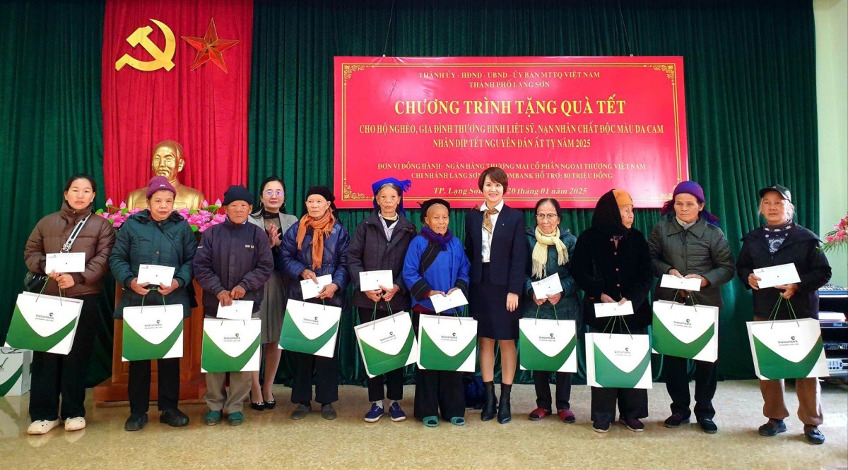 Vietcombank Lạng Sơn: Trao tặng 160 suất quà Tết tại thành phố Lạng Sơn