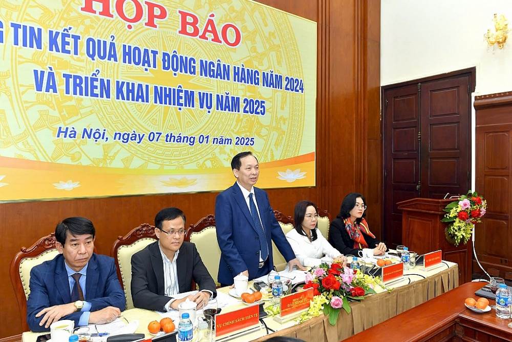 Tín dụng cả năm 2024 tăng hơn 15%, nỗ lực hơn nữa để giảm lãi suất cho vay