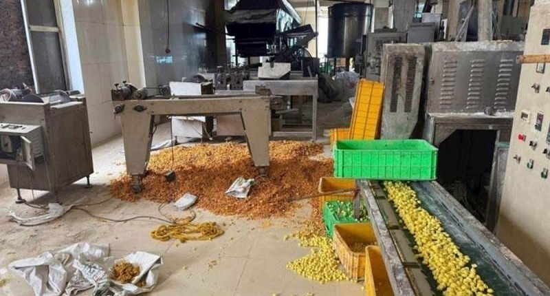 Hà Nội tạm dừng hoạt động và phạt loạt sai phạm tại các cơ sở sản xuất bánh kẹo