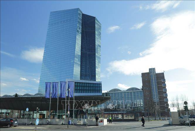 ECB tiếp tục giảm lãi suất giữa lo ngại chiến tranh thương mại