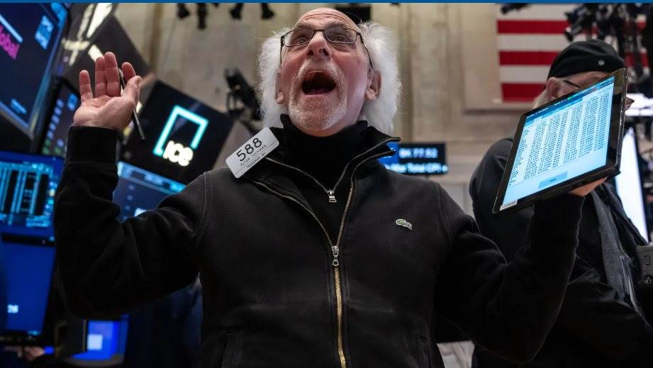 Ông Trump dịu giọng với Fed và Trung Quốc, chứng khoán Mỹ lập tức tăng vọt: Dow Jones tăng hơn 1.000 điểm, Nasdaq tăng gần 4%