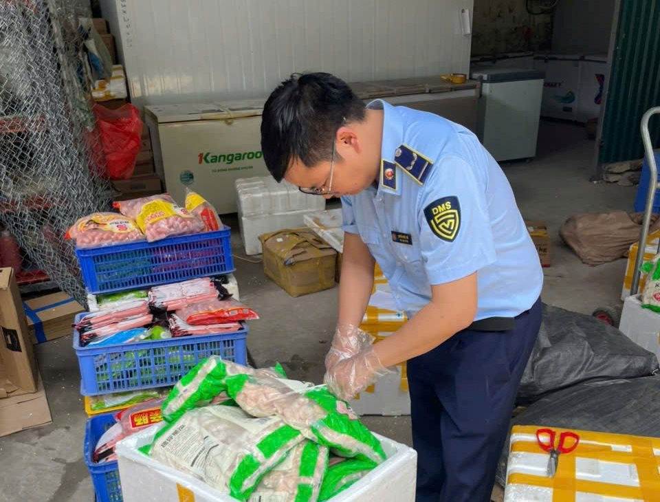 Quản lý thị trường Hà Nội tiếp tục thu giữ lượng lớn thực phẩm bẩn sắp tuồn ra thị trường