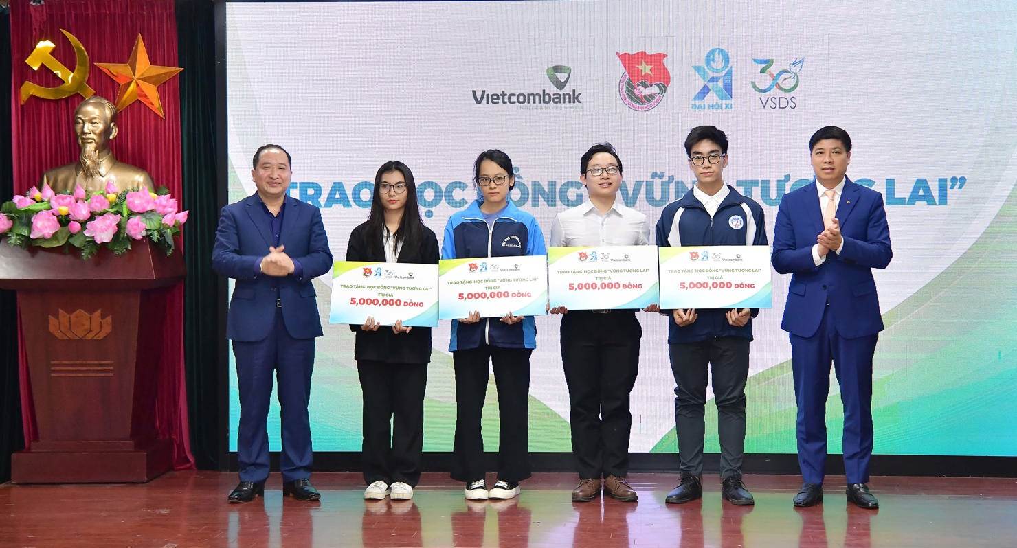 Quỹ “Vững tương lai” Vietcombank: Thắp lửa tri thức, nâng bước thế hệ trẻ vững tin tiến bước