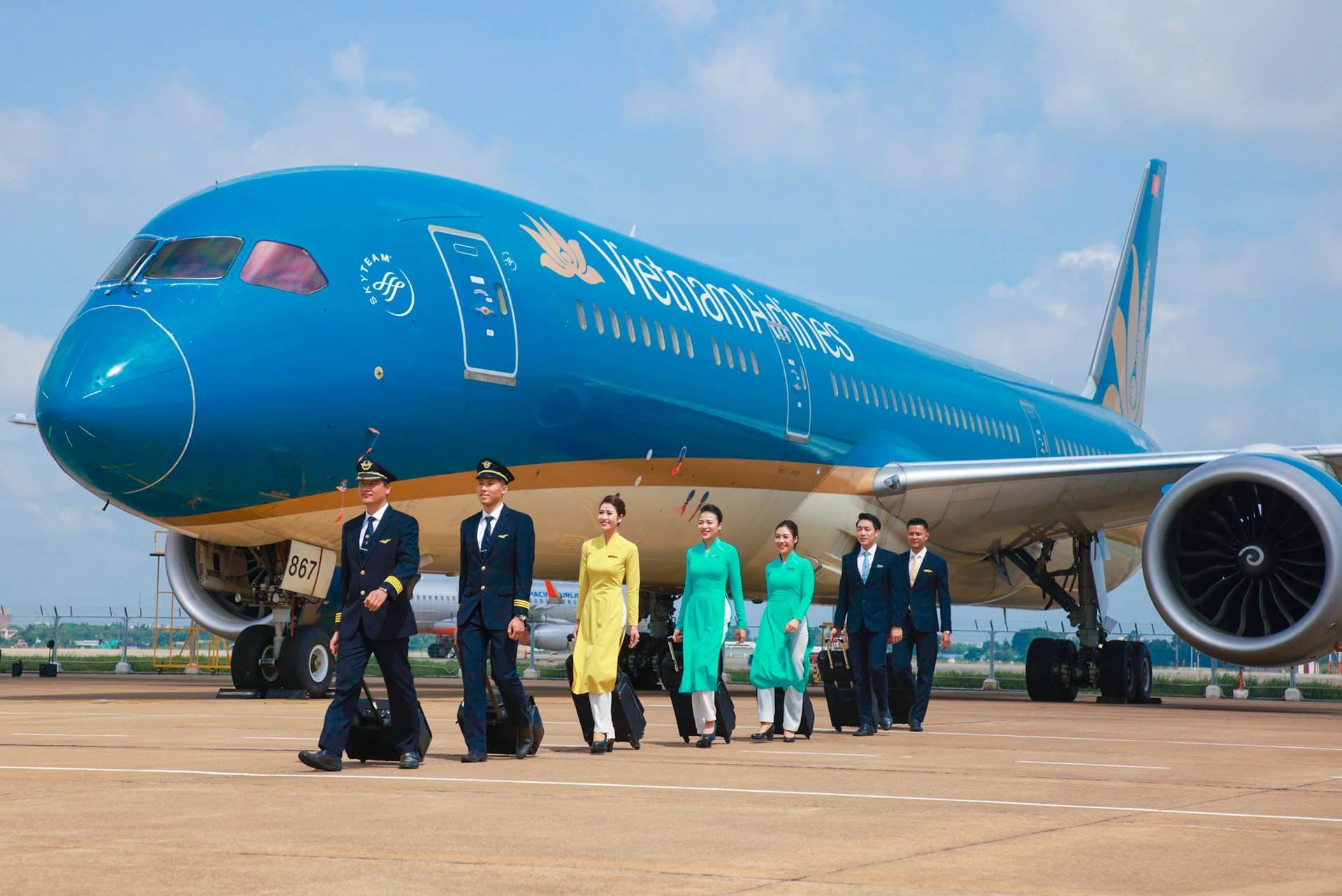 HVN: Khách quốc tế bùng nổ, giá nhiên liệu giảm giúp Vietnam Airlines báo lãi