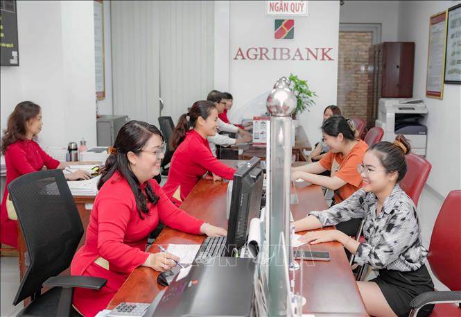 Lãi suất ngân hàng tiếp tục giảm nhẹ