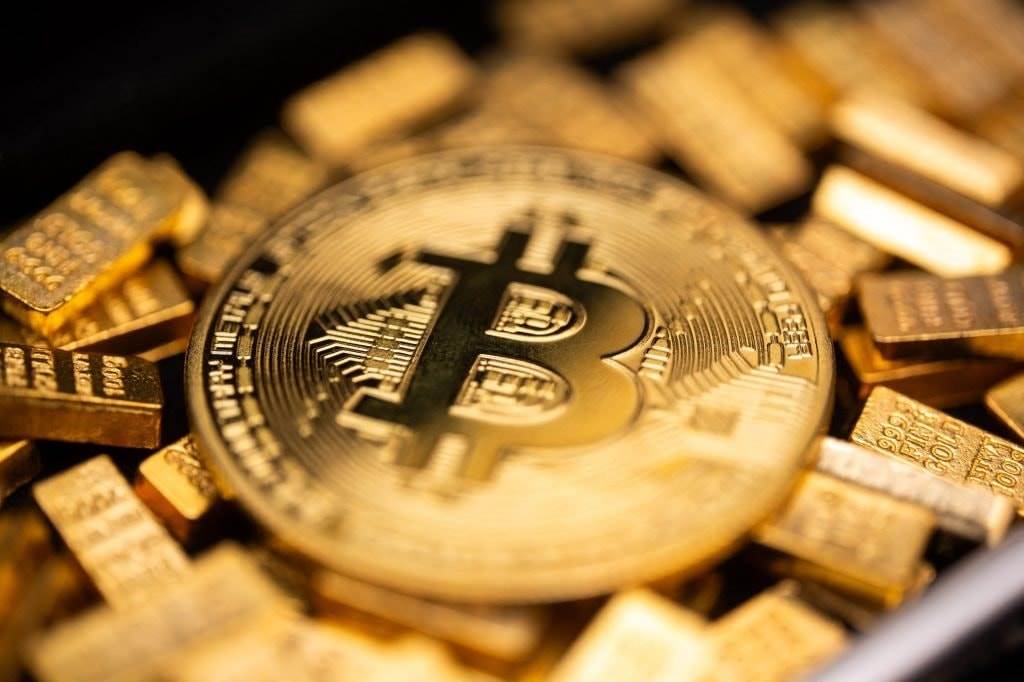Được tung hô có thể chống lạm phát và khủng hoảng nhưng Bitcoin lại giảm mạnh so với vàng trong cả đại dịch Covid-19, lạm phát 2022 và sự kiện thuế đối ứng 2025