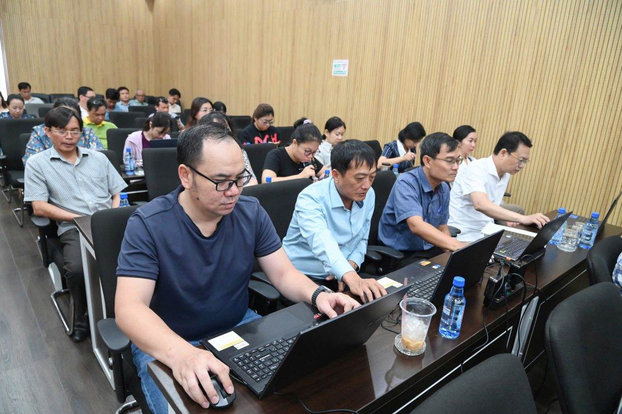 VRG tổ chức khóa học “Ứng dụng công cụ số và AI nâng cao hiệu suất công việc”