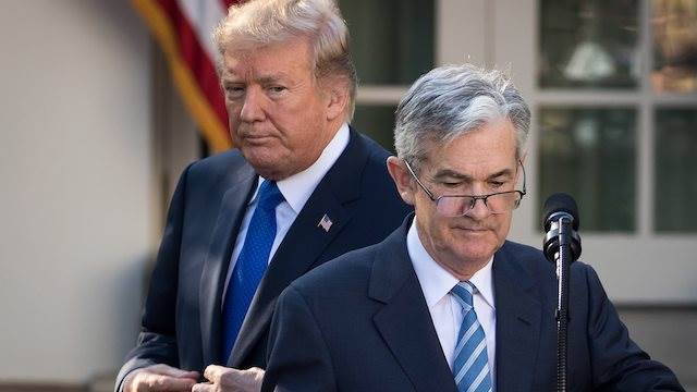 Ông Trump lại chỉ trích Chủ tịch Fed Powell vì không cắt giảm lãi suất