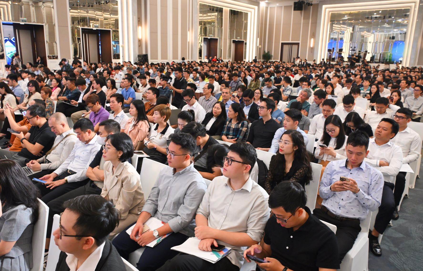Chuyện của cổ đông Hoà Phát: Người đưa cả cháu đi đại hội để học đầu tư, người gom tiền đua mua theo Mai Phương Thuý