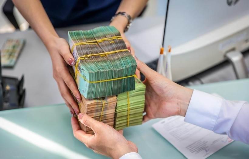 Một ngân hàng tăng lãi suất tiết kiệm kỳ hạn ngắn, giảm lãi suất kỳ hạn dài