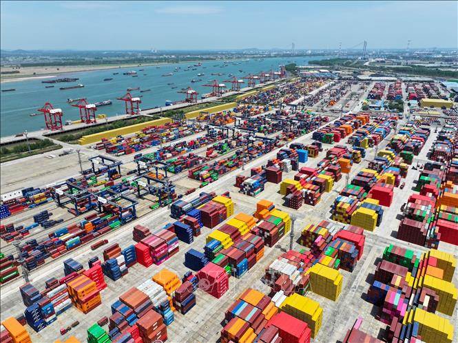 Kinh tế Trung Quốc vẫn vững trước bão thuế quan, sản xuất công nghiệp tăng vượt dự báo