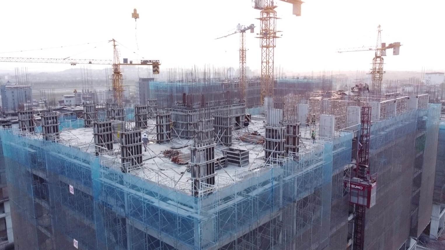 Giá vật liệu tăng vọt, thách thức lớn cho nhà thầu và thị trường bất động sản