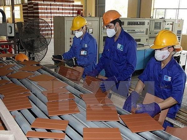 Kính nổi và cuộc chiến phòng vệ thương mại: cảnh báo sớm cho ngành VLXD Việt Nam