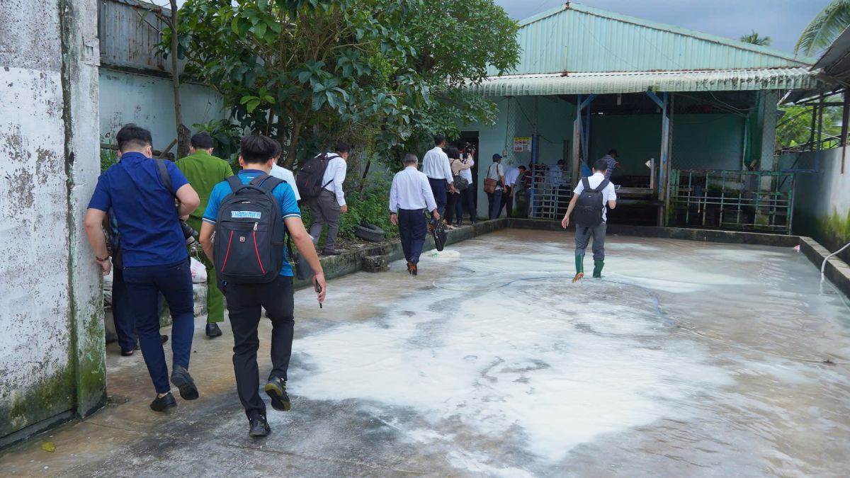 Tài liệu hủy thịt heo bệnh do đại diện Công ty C.P cung cấp cho đoàn kiểm tra ở Hậu Giang