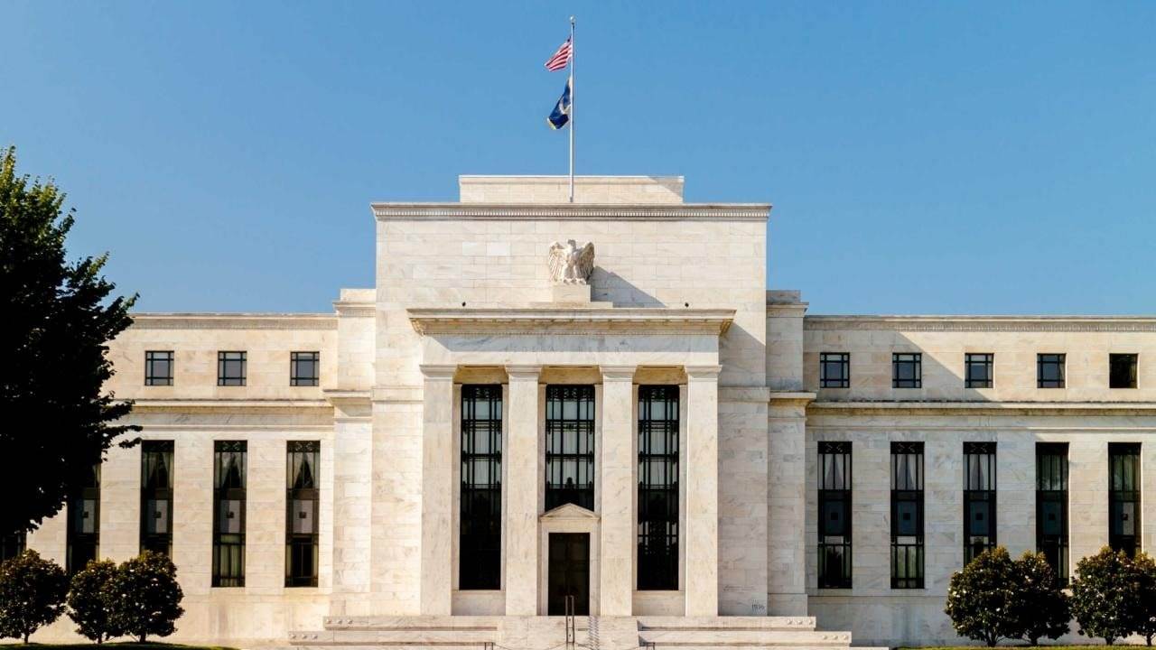 Fed cảnh báo rủi ro lạm phát và thị trường lao động chững lại