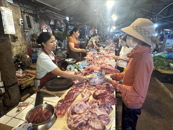 Người tiêu dùng thận trọng nhưng không quay lưng với thịt lợn