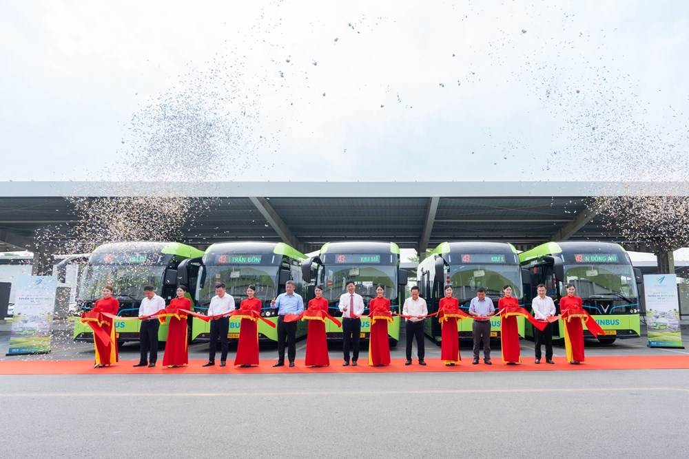 Vinbus khai trương tuyến buýt điện 43 – kết nối nội thành với Đông Anh