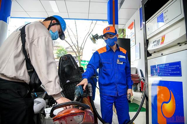 Giá xăng tăng thêm 269 đồng mỗi lít