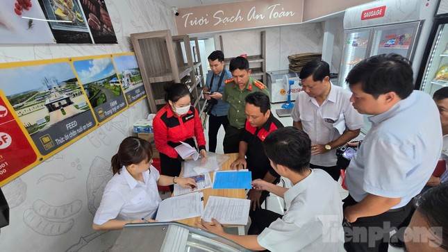 Người tố cáo bán ‘thịt bẩn’ bị C.P chấm dứt hợp đồng lao động