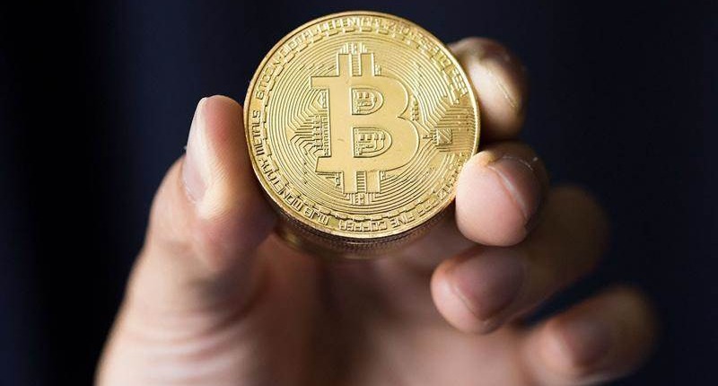 Giá xăng chuẩn bị tăng, giới đầu tư tiền số bitcoin ‘khóc ròng’
