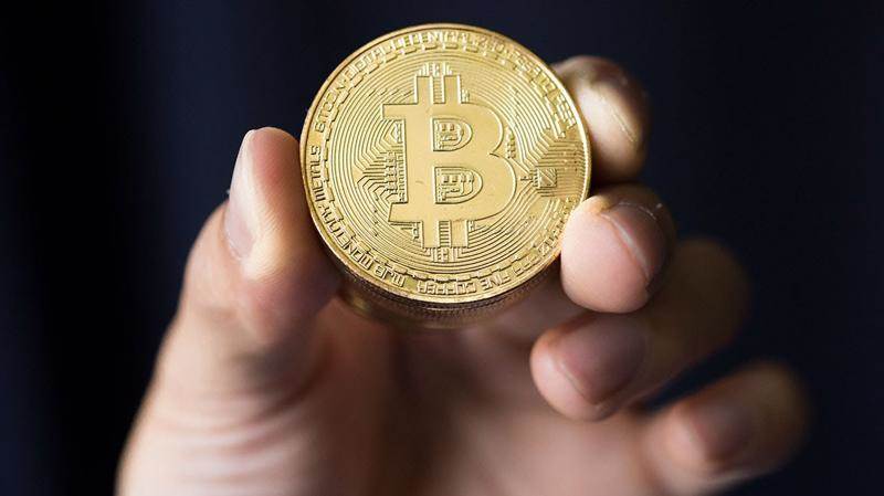 Giá xăng chuẩn bị tăng, giới đầu tư tiền số bitcoin ‘khóc ròng’