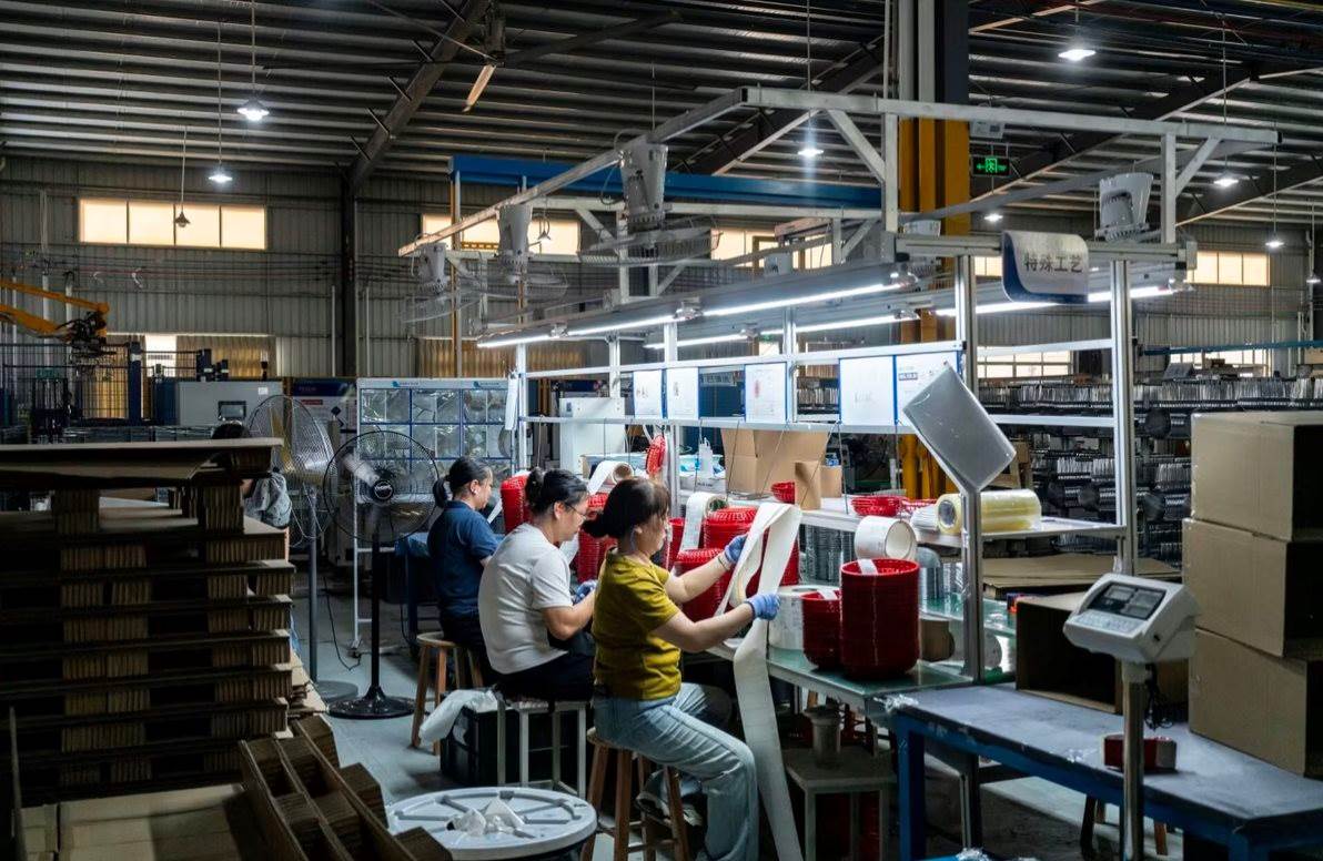 Nền kinh tế lớn thứ 2 thế giới đón ‘tin buồn’ giữa lúc căng thẳng thuế quan leo thang: Một loạt số liệu ảm đạm, tăng trưởng có thể giảm tốc mạnh