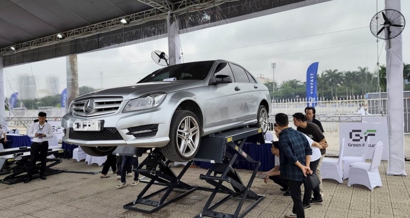 VinFast thu xe xăng đổi xe điện, có người mang Mercedes AMG đến