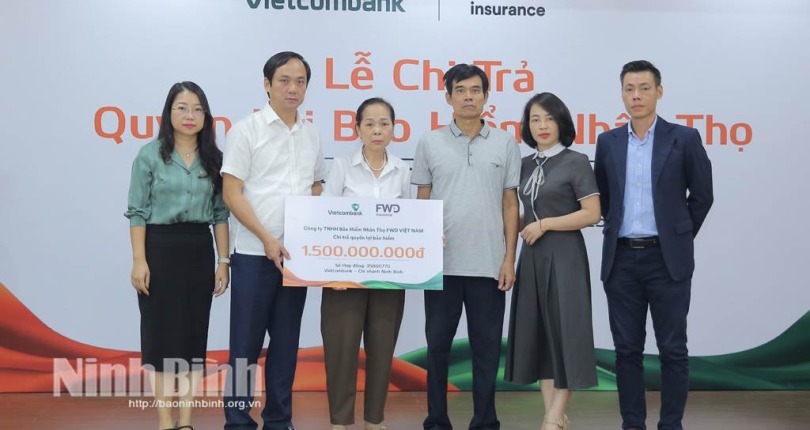 Vietcombank Ninh Bình chi trả quyền lợi bảo hiểm nhân thọ trị giá 1,5 tỷ đồng cho khách hàng